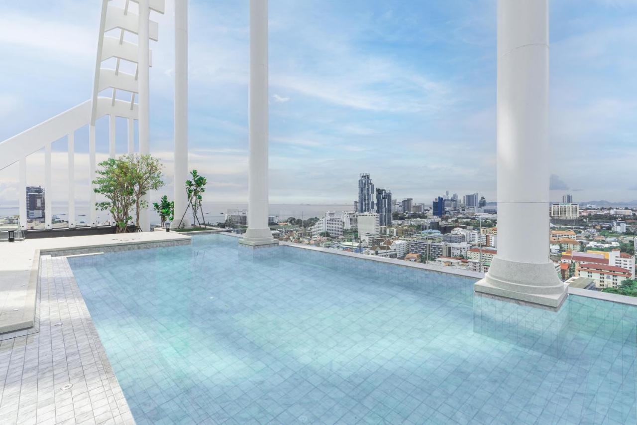 Arbour Hotel And Residence Pattaya Eksteriør billede The pool at the 36th floor