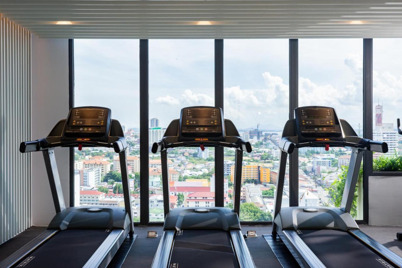 Arbour Hotel And Residence Pattaya Eksteriør billede Treadmills in a gym