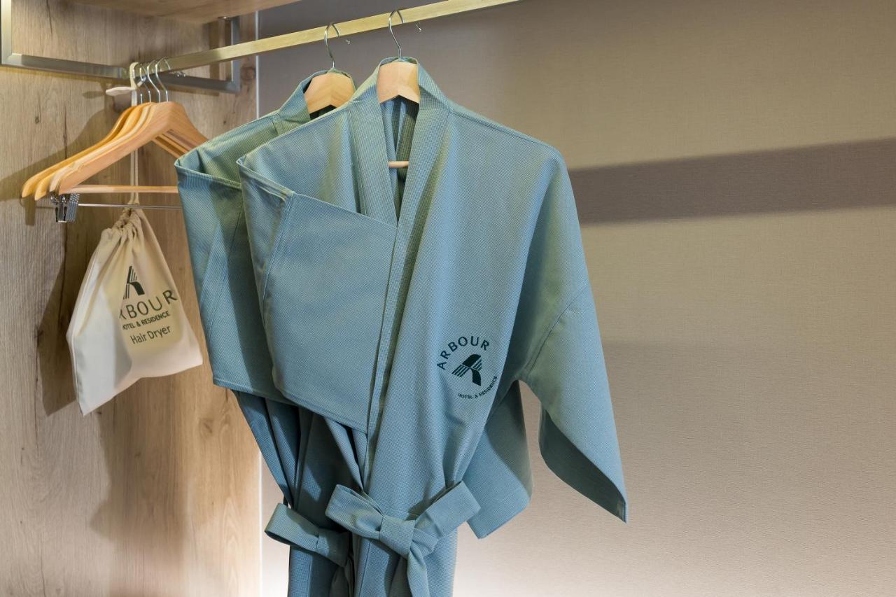 Arbour Hotel And Residence Pattaya Eksteriør billede A bathrobe