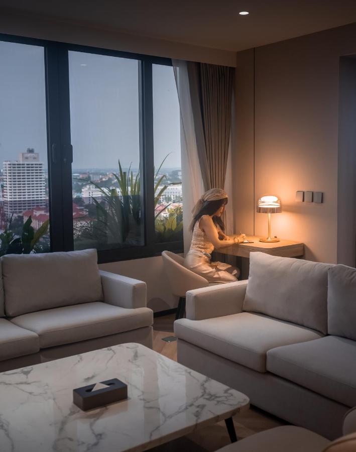 Arbour Hotel And Residence Pattaya Eksteriør billede A woman working at home